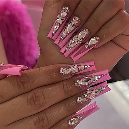 Uñas rosas elegantes con pedrería